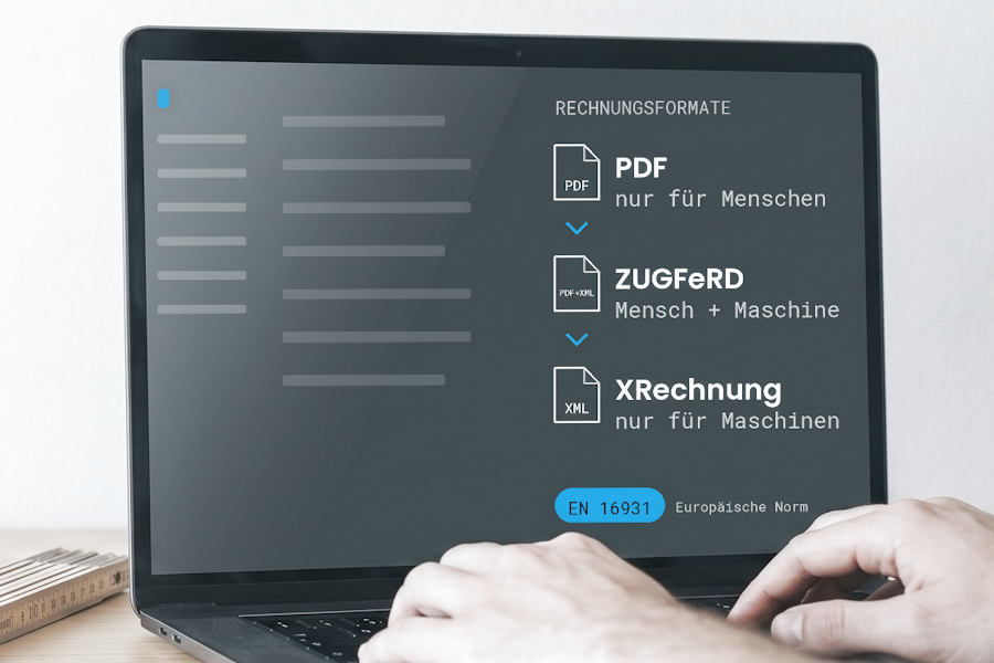 Ein Laptop steht frontal auf einem hellen Holztisch, Hände auf der Tastatur. Auf dem Bildschirm stehen die drei Rechnungsformate untereinander, jeweils mit Dokumentsymbol: PDF — nur für Menschen, ZUGFeRD — Mensch und Maschine, XRechnung — nur für Maschinen, darunter ein Hinweis auf die europäische Norm EN 16931. Sinnbild dafür, dass die Rechnung vom Schriftstück zum maschinenlesbaren Datensatz wird