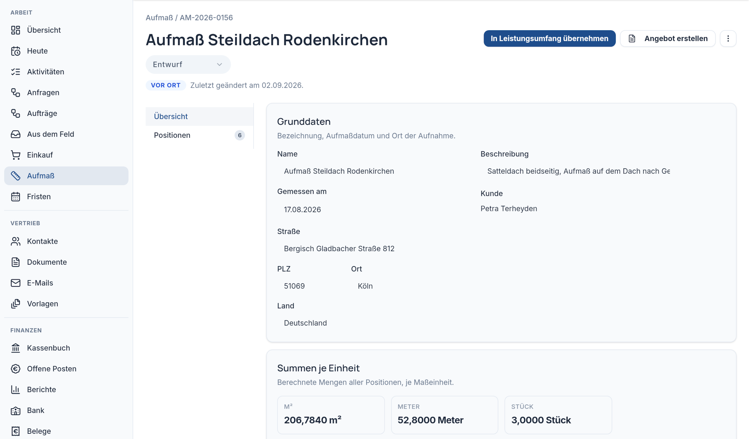Aufmaß eines Steildachs mit Bezeichnung, Aufmaßdatum, Anschrift und Kundin und dem Vermerk, dass es vor Ort aufgenommen wurde, darunter die Summen je Maßeinheit in Quadratmetern, Metern und Stück