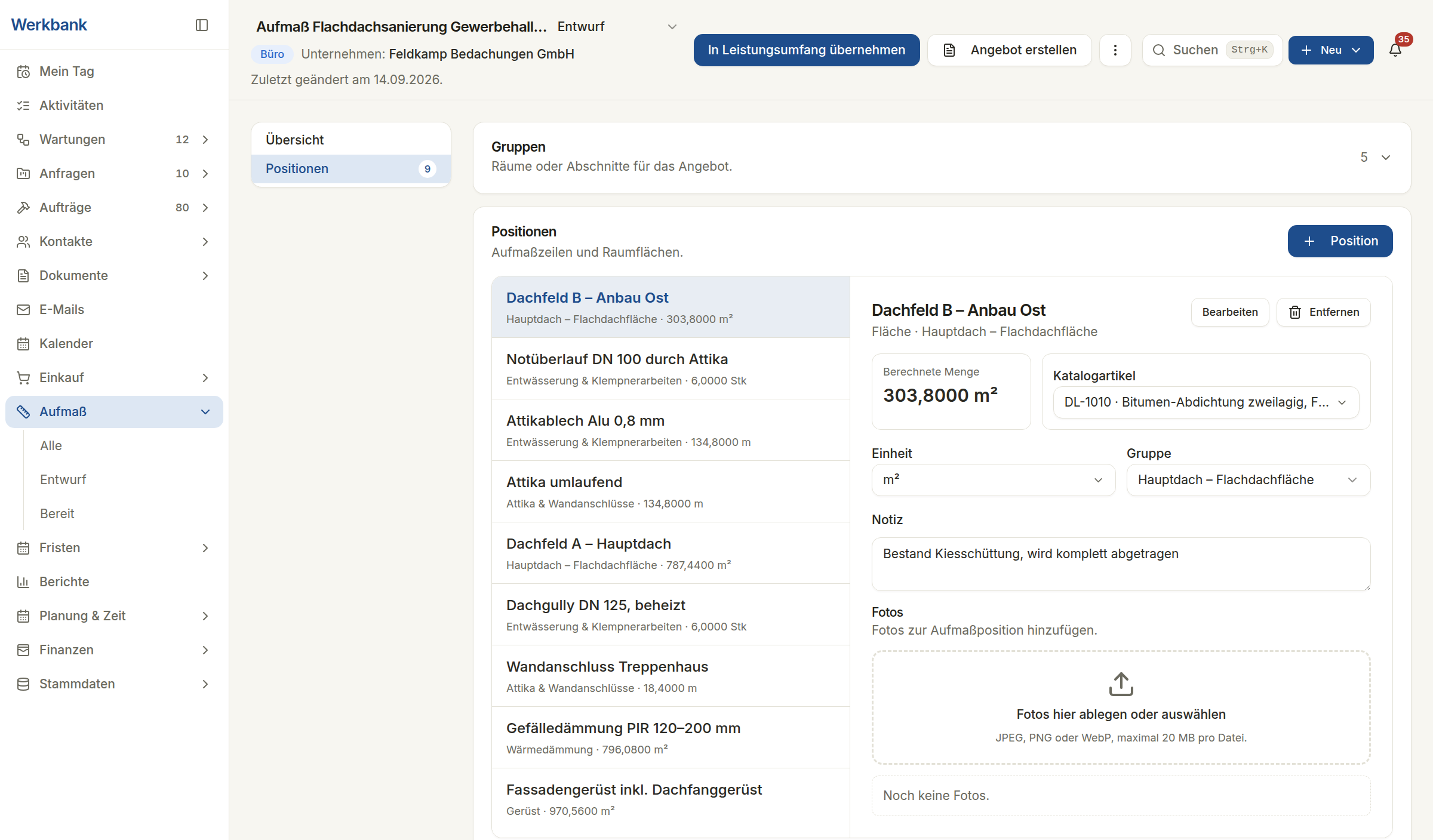 Positionsliste eines Dachaufmaßes mit neun Zeilen: Dachfeld A und Dachfeld B in Quadratmetern, Attika umlaufend, Attikablech und Wandanschluss in Metern, Dachgully und Notüberlauf als Stück, jede Zeile mit ihrer Gruppe; rechts die geöffnete Position mit berechneter Menge, Einheit, Gruppe, Notiz und einem Feld für Fotos zur Position