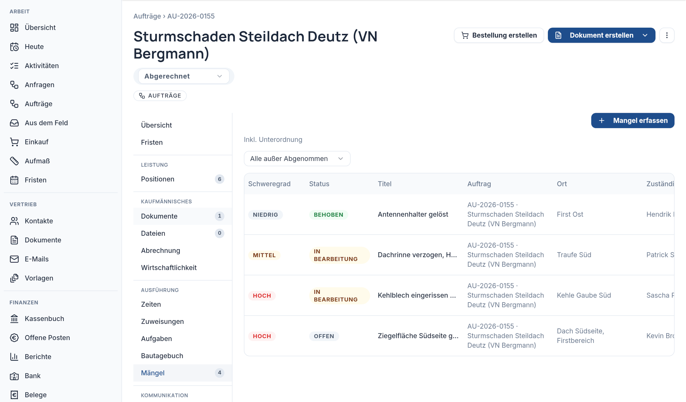 Mängelliste eines Sturmschadenauftrags mit vier Einträgen zu gelöstem Antennenhalter, verzogener Dachrinne, eingerissenem Kehlblech und beschädigter Ziegelfläche, je mit Schweregrad, Status, Ort am Dach und zuständigem Mitarbeiter