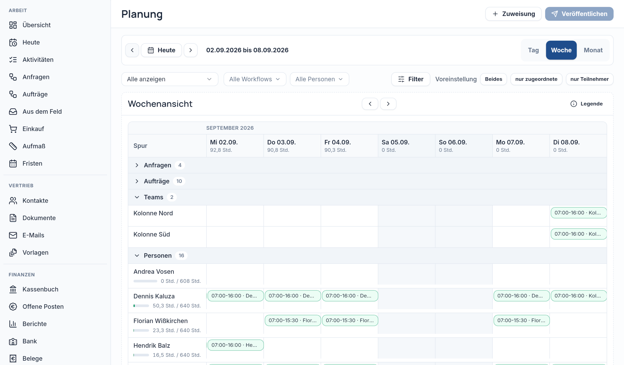 Wochenansicht der Planung mit den Spuren Anfragen und Aufträge, den beiden Teams Kolonne Nord und Kolonne Süd und sechzehn Personen mit Einsatzblöcken und Tagessummen