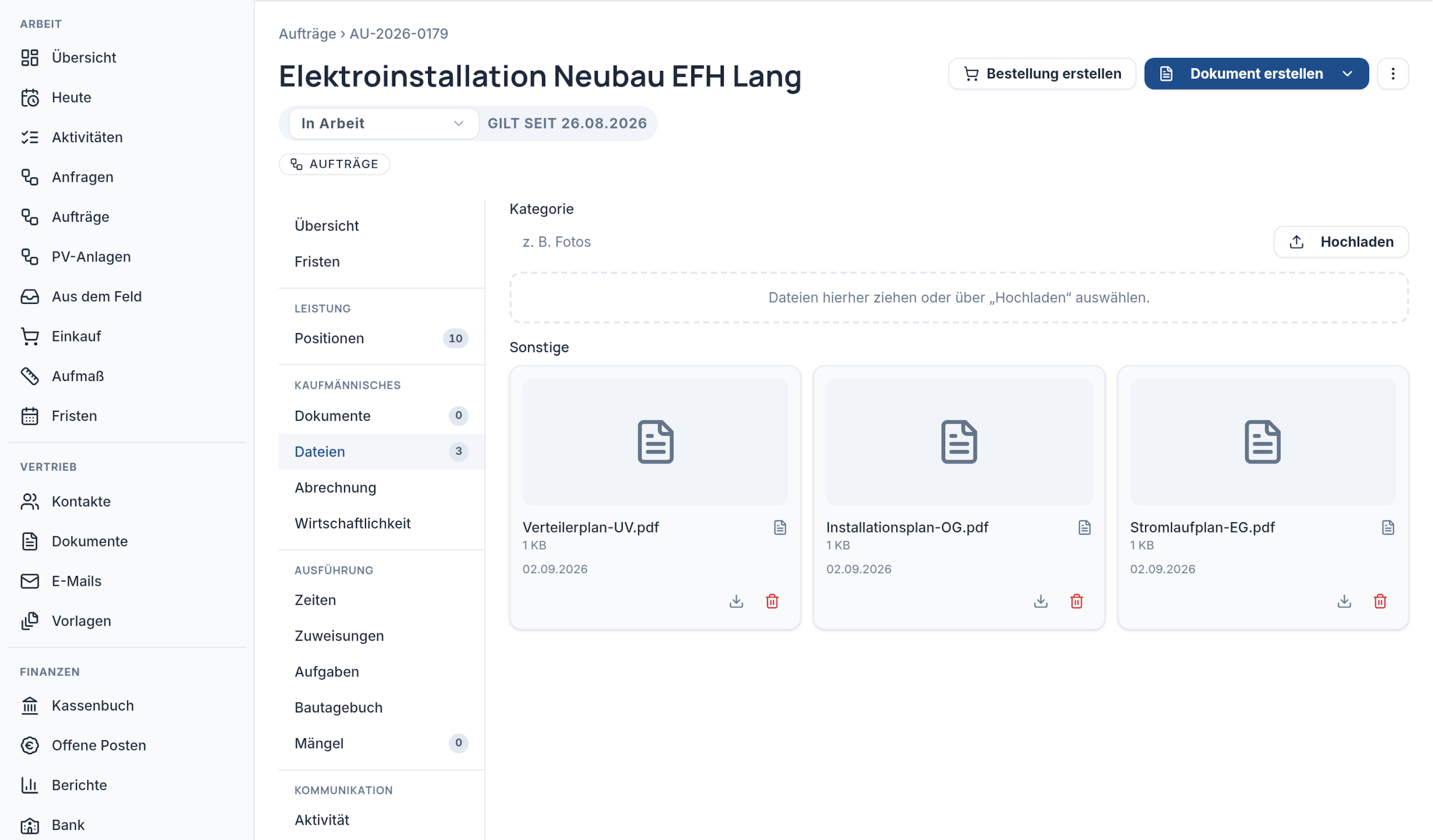 Dateiablage eines Elektroauftrags mit Verteilerplan, Installationsplan und Stromlaufplan als PDF, darüber ein Feld zum Hochladen weiterer Dateien