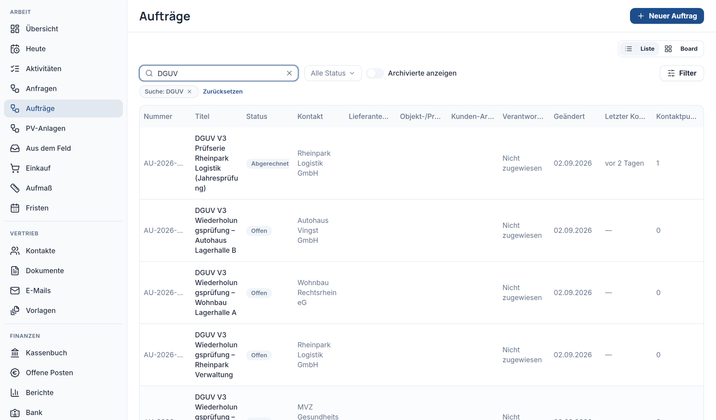Auftragsliste, gefiltert auf DGUV: eine Prüfserie als Jahresprüfung und mehrere Wiederholungsprüfungen für Lagerhallen und Verwaltungsgebäude, je mit Status, Kontakt und Änderungsdatum