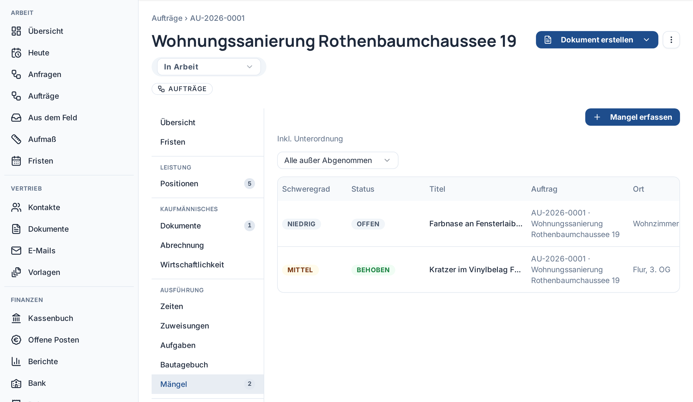 Mängelliste eines Malerauftrags mit Farbnase an einer Fensterlaibung und Kratzer im Vinylbelag, je mit Schweregrad, Status und Ort