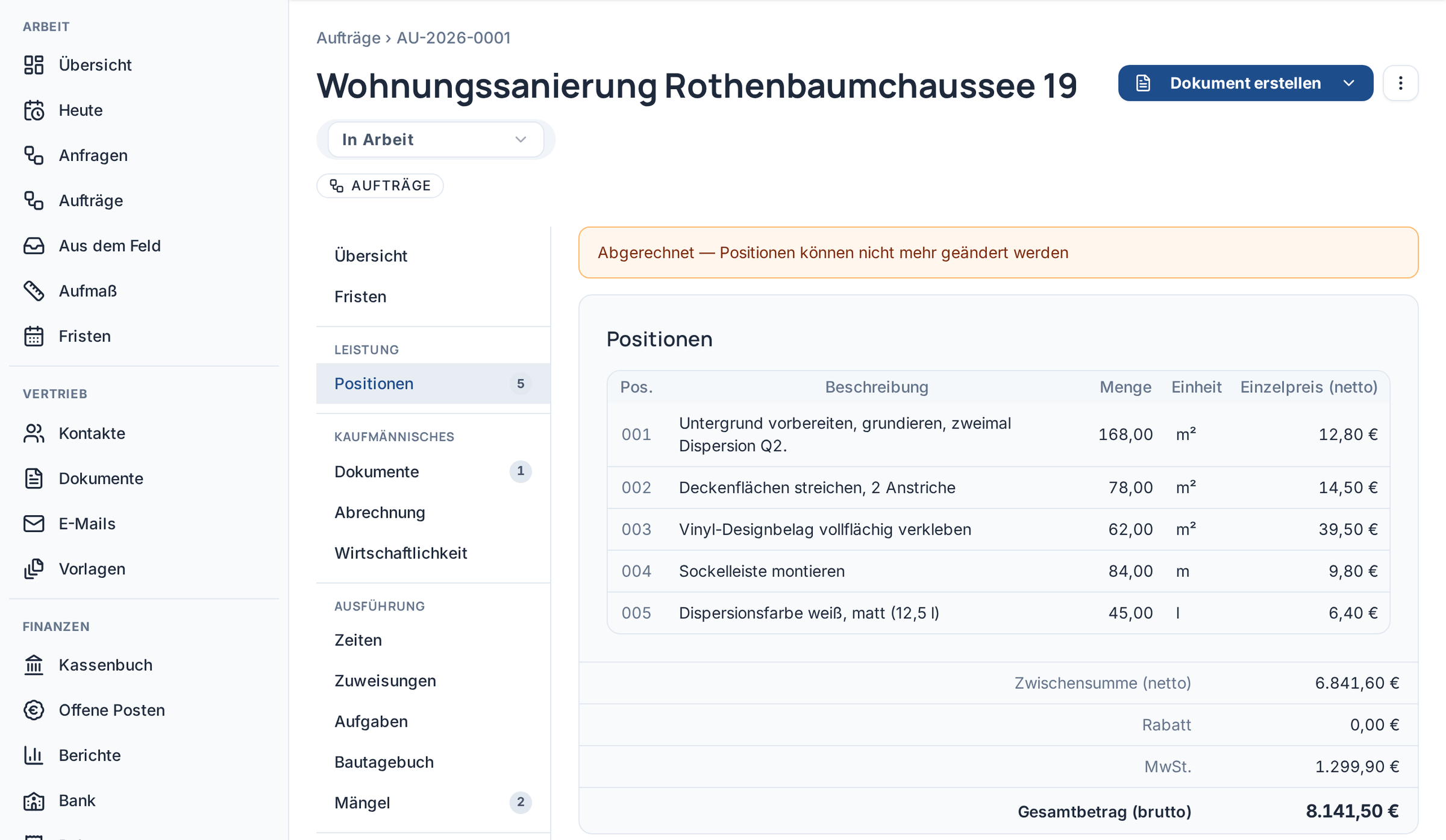Positionstabelle eines Malerauftrags mit Untergrund grundieren, Deckenflächen streichen und Vinyl-Designbelag, je mit Menge in Quadratmetern, Einzelpreis und Steuersatz