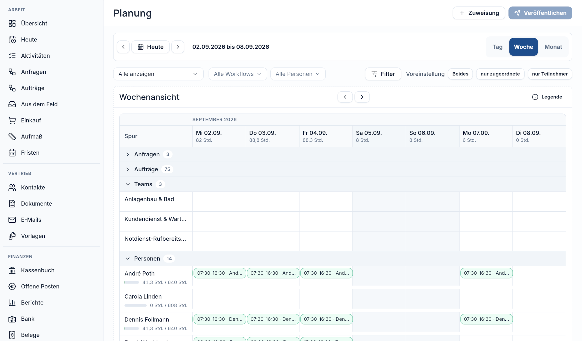 Wochenansicht der Planung mit Spuren für Anfragen, Aufträge, Teams und Personen; je Mitarbeiter Einsatzblöcke von 07:30 bis 16:30 und Tagessummen