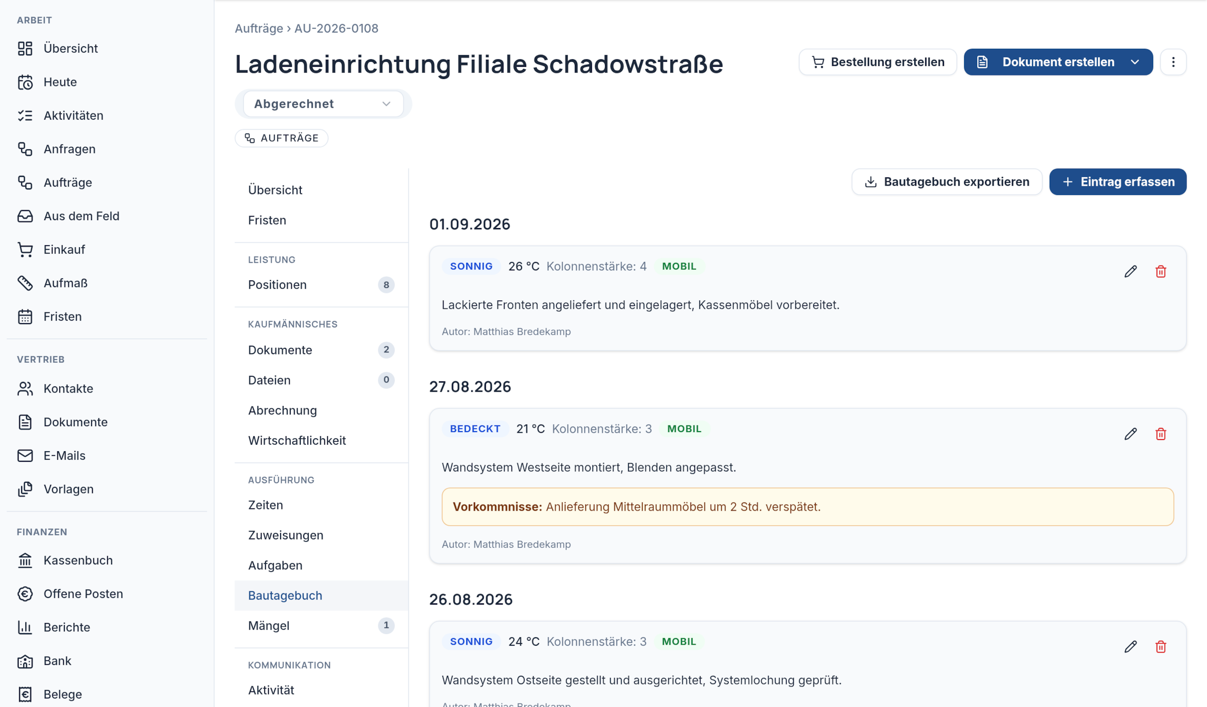 Bautagebuch eines Ladenbauauftrags mit Einträgen zu angelieferten lackierten Fronten und montiertem Wandsystem, je mit Wetterlage, Temperatur und Kolonnenstärke; ein Eintrag hält eine um zwei Stunden verspätete Anlieferung als Vorkommnis fest