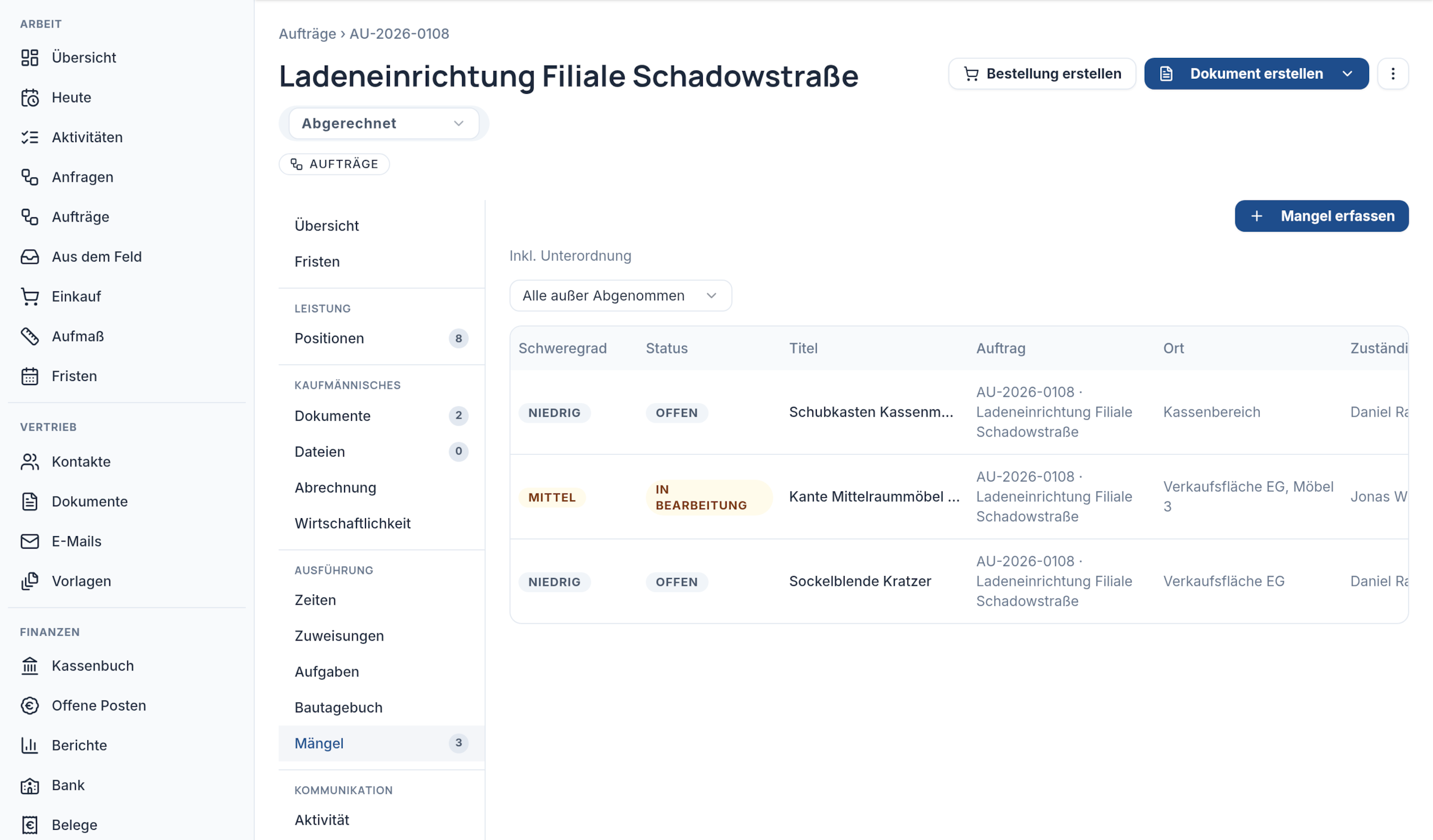 Mängelliste eines Ladenbauauftrags mit drei Einträgen zu Schubkasten, Möbelkante und Sockelblende, je mit Schweregrad, Status, Ort in der Verkaufsfläche und zuständigem Mitarbeiter