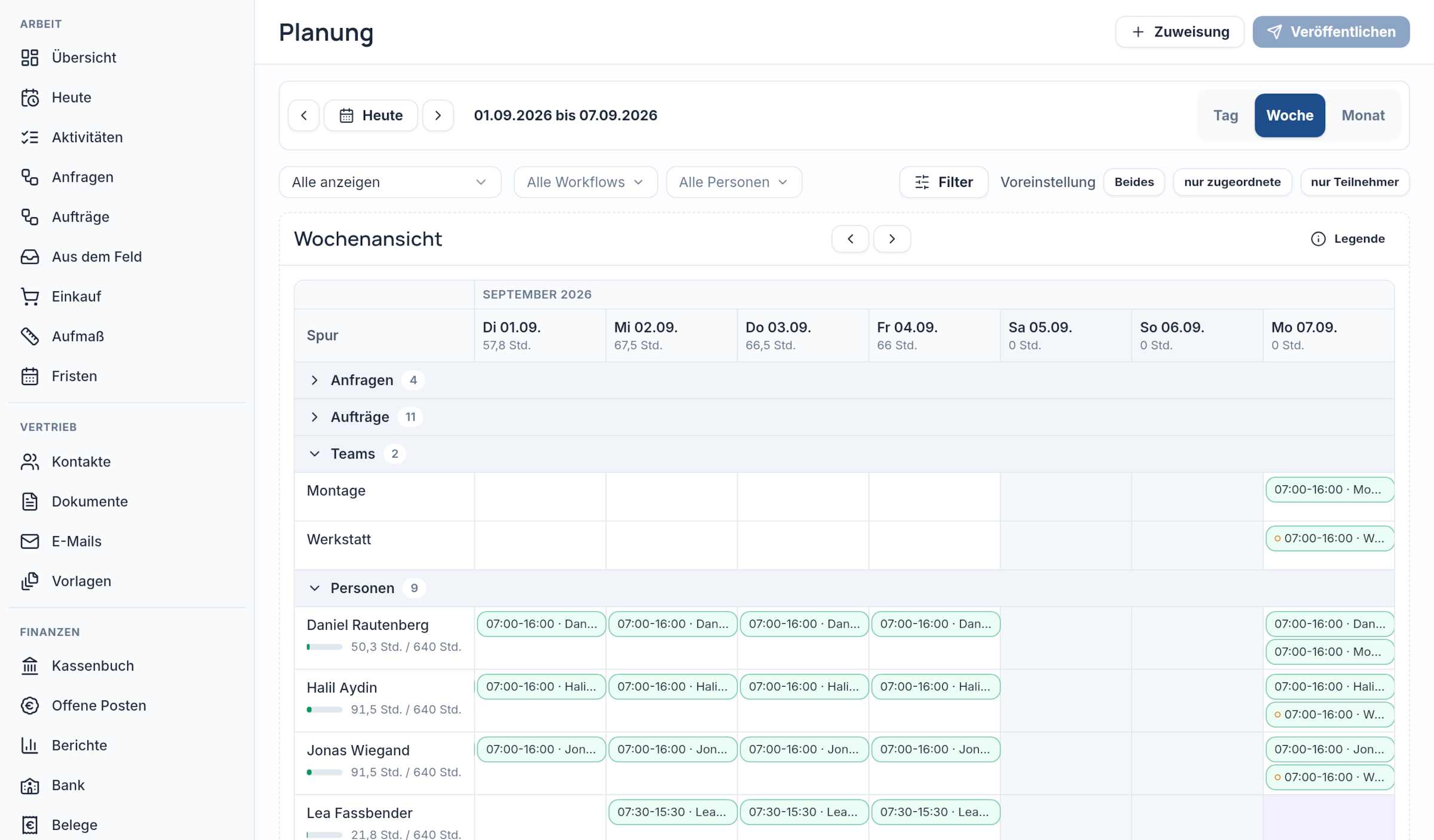 Wochenansicht der Planung mit den Spuren Anfragen und Aufträge, den beiden Teams Montage und Werkstatt und neun Personen mit Einsatzblöcken und Tagessummen
